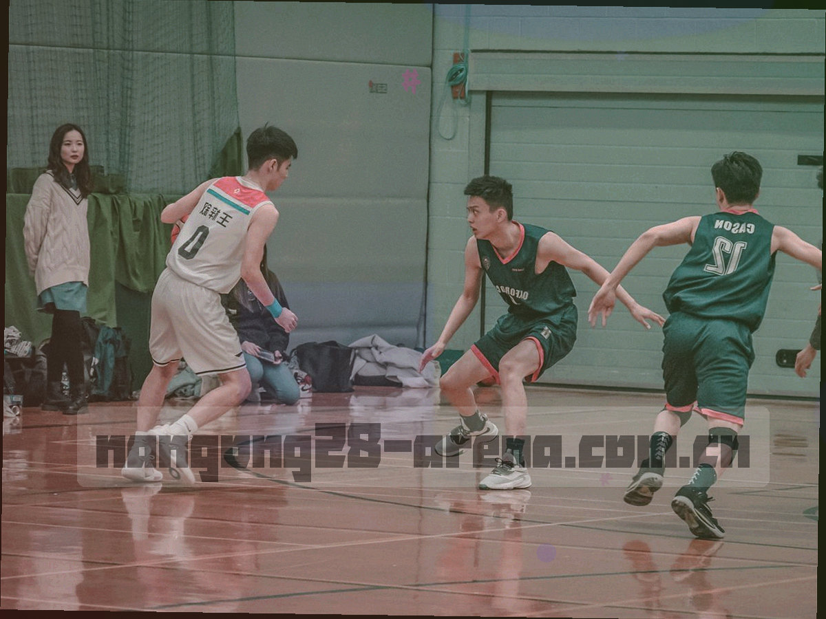 手机屏幕上的赛事时间轴抽象界面，深墨绿底配青柠状态标签